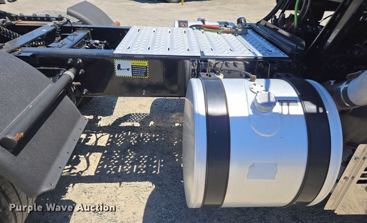 image for item DH8671 2018 Mack CXU613 semi truck