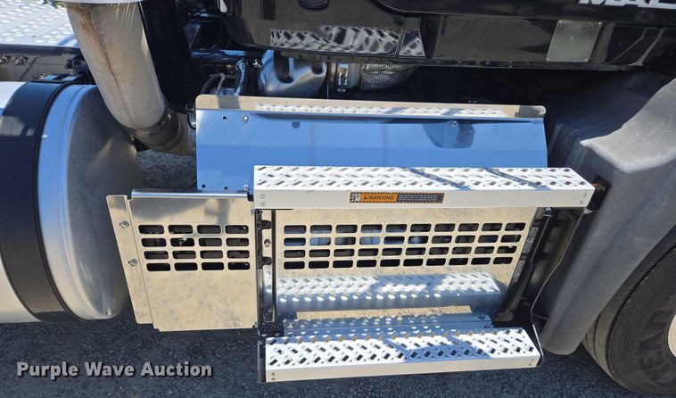 image for item DH8671 2018 Mack CXU613 semi truck