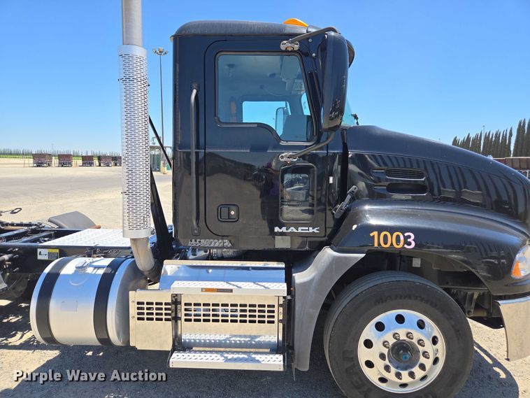 image for item DH8671 2018 Mack CXU613 semi truck