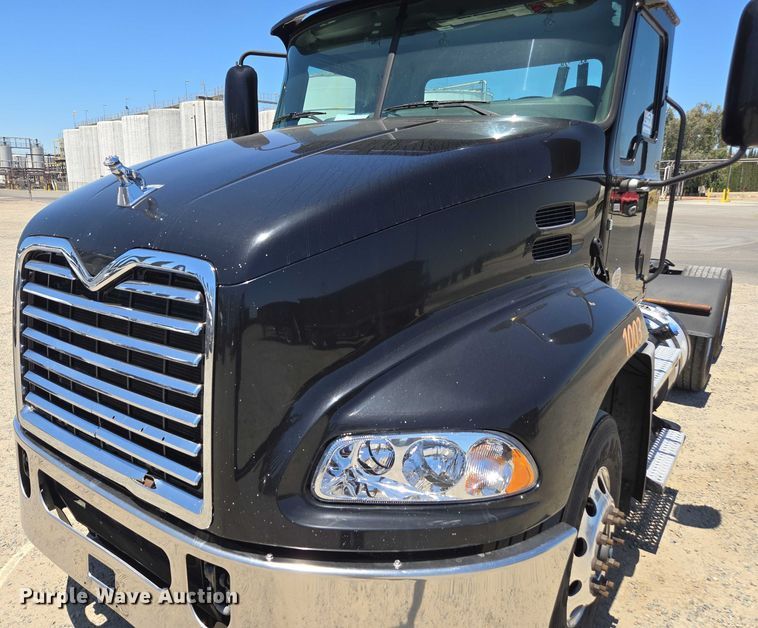 image for item DH8671 2018 Mack CXU613 semi truck