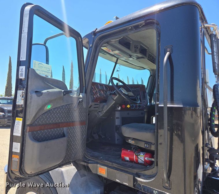 image for item DH8671 2018 Mack CXU613 semi truck