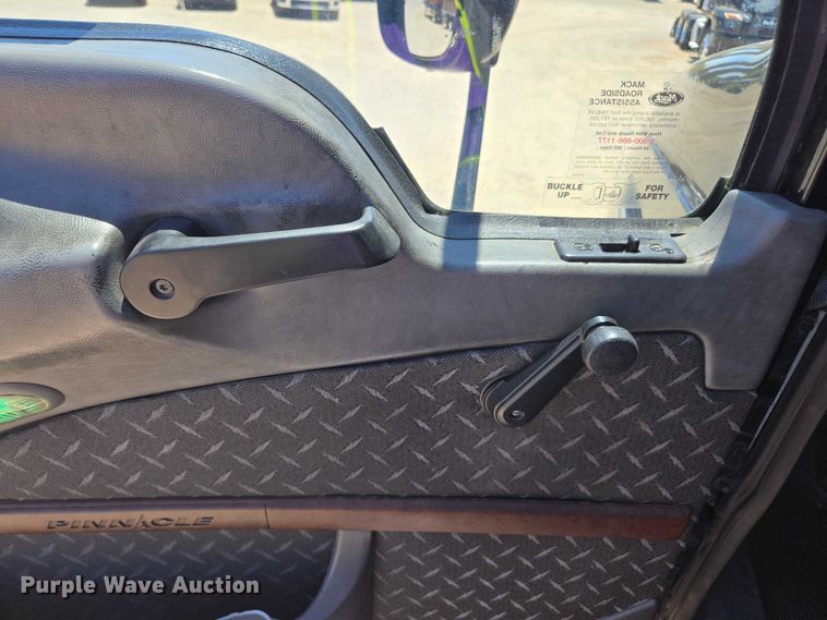 image for item DH8671 2018 Mack CXU613 semi truck