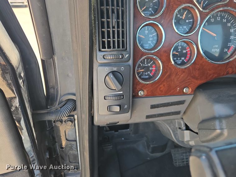 image for item DH8671 2018 Mack CXU613 semi truck