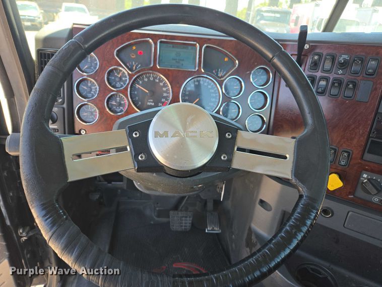 image for item DH8671 2018 Mack CXU613 semi truck