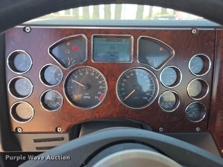 image for item DH8671 2018 Mack CXU613 semi truck