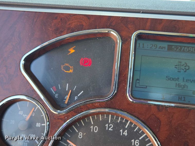 image for item DH8671 2018 Mack CXU613 semi truck