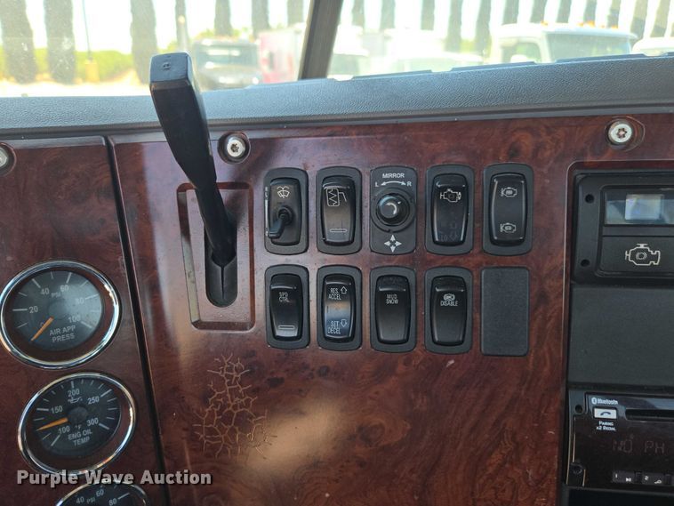 image for item DH8671 2018 Mack CXU613 semi truck