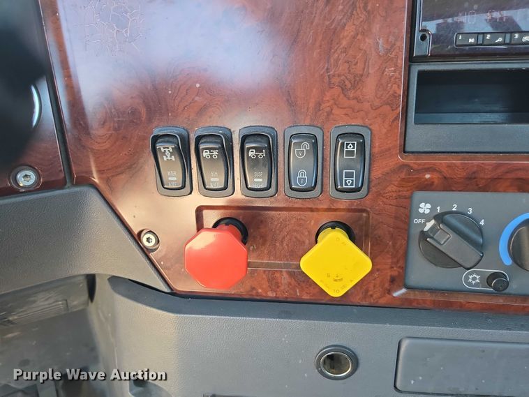 image for item DH8671 2018 Mack CXU613 semi truck