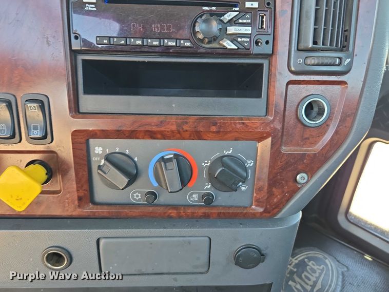 image for item DH8671 2018 Mack CXU613 semi truck