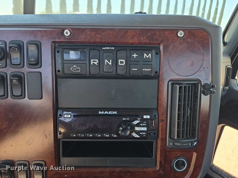 image for item DH8671 2018 Mack CXU613 semi truck