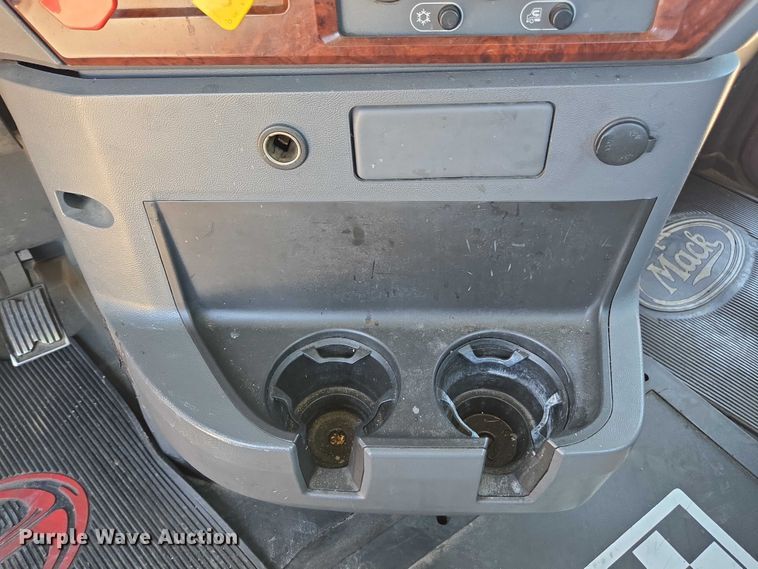 image for item DH8671 2018 Mack CXU613 semi truck