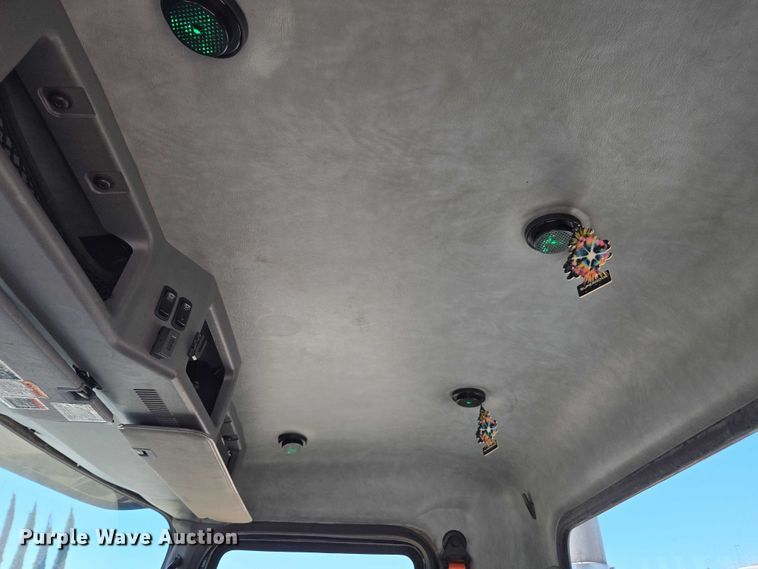 image for item DH8671 2018 Mack CXU613 semi truck