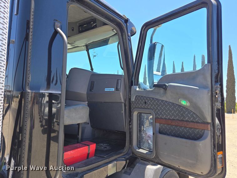 image for item DH8671 2018 Mack CXU613 semi truck