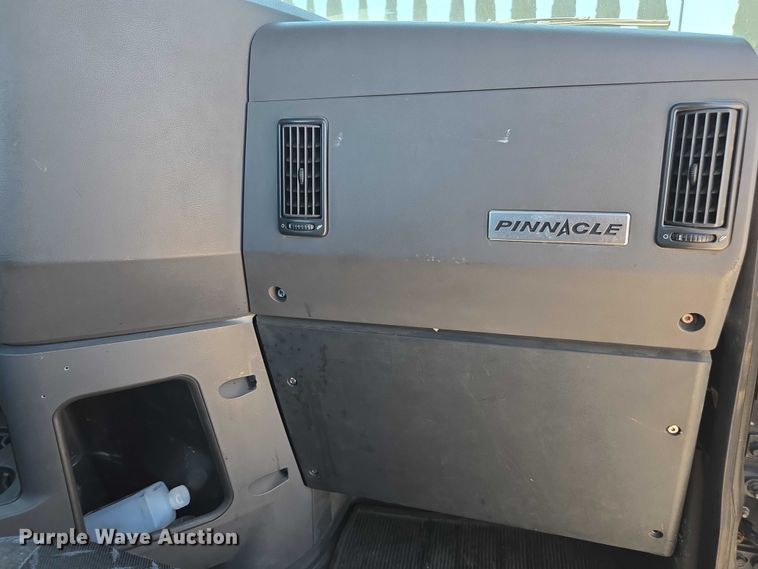 image for item DH8671 2018 Mack CXU613 semi truck