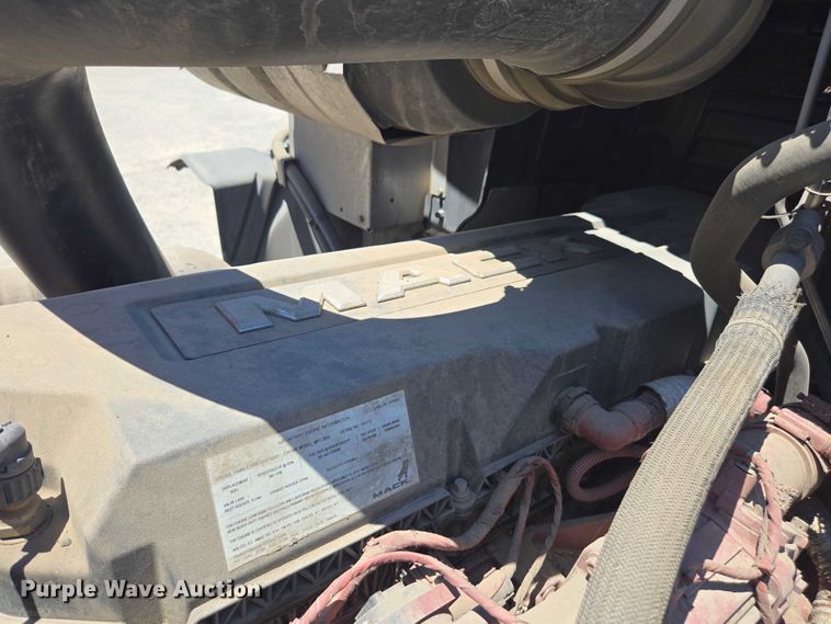 image for item DH8671 2018 Mack CXU613 semi truck