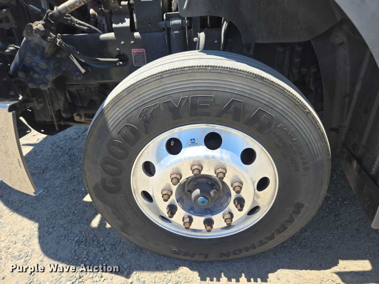 image for item DH8671 2018 Mack CXU613 semi truck