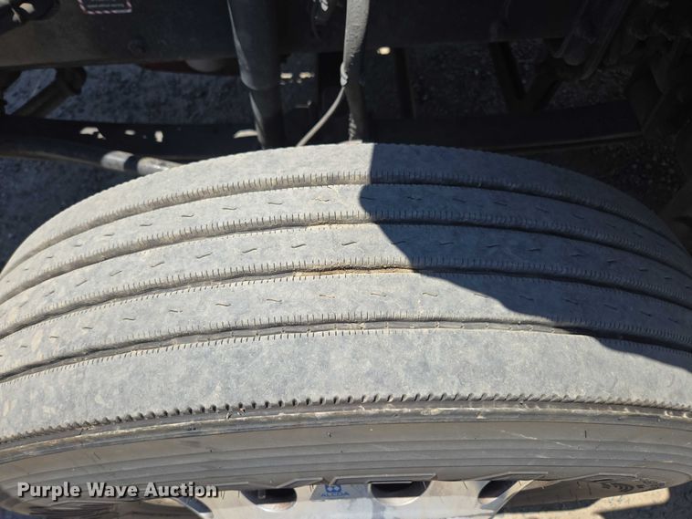 image for item DH8671 2018 Mack CXU613 semi truck