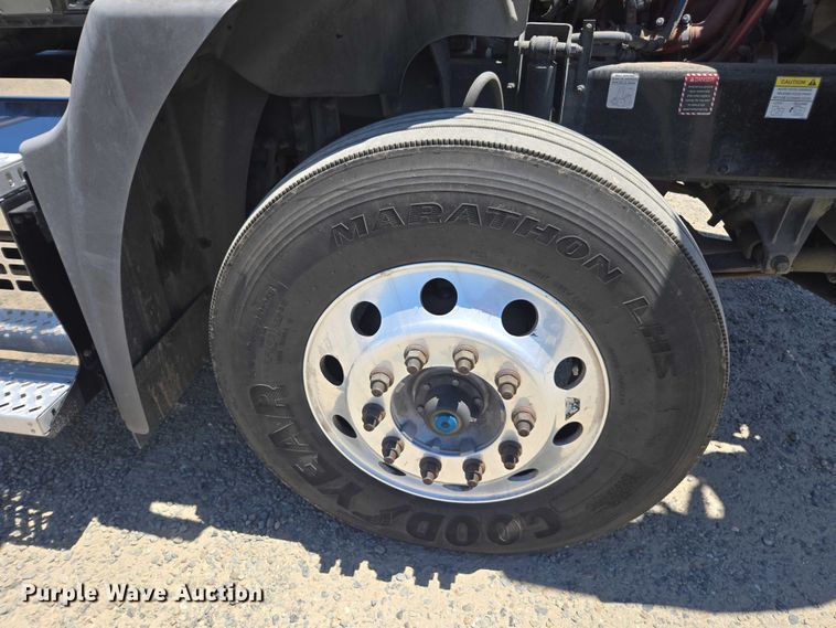 image for item DH8671 2018 Mack CXU613 semi truck