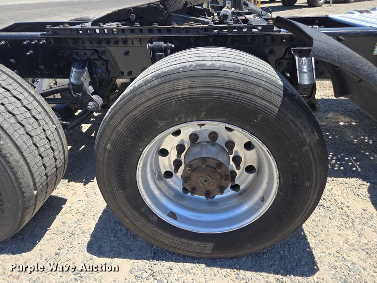 image for item DH8671 2018 Mack CXU613 semi truck