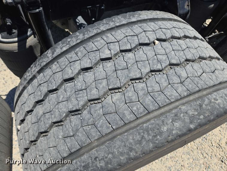 image for item DH8671 2018 Mack CXU613 semi truck