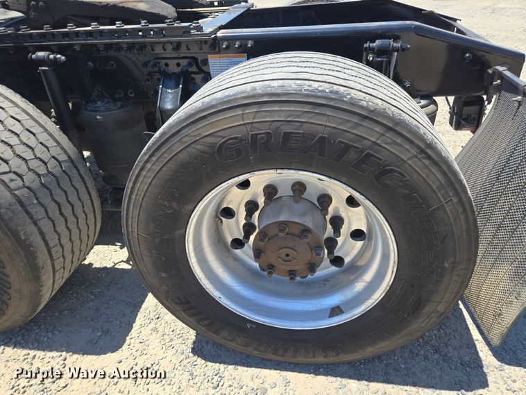 image for item DH8671 2018 Mack CXU613 semi truck