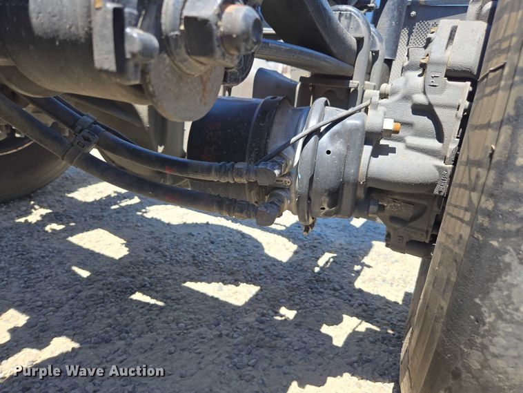 image for item DH8671 2018 Mack CXU613 semi truck