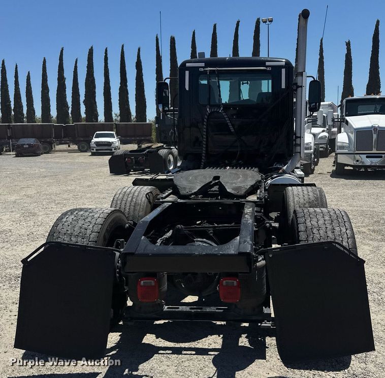 image for item DH8672 2018 Mack CXU613 semi truck