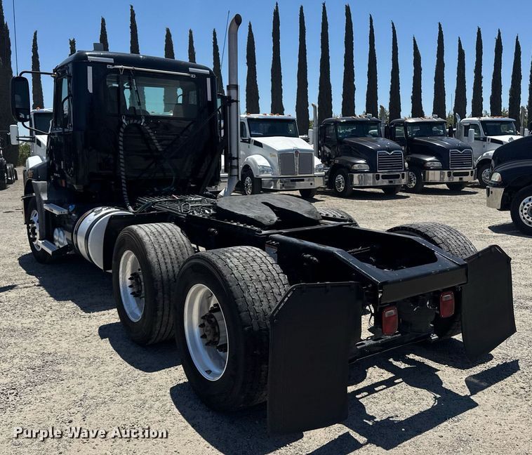 image for item DH8672 2018 Mack CXU613 semi truck