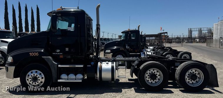 image for item DH8672 2018 Mack CXU613 semi truck