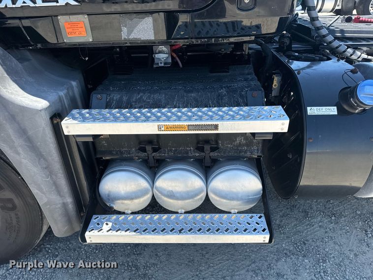 image for item DH8672 2018 Mack CXU613 semi truck