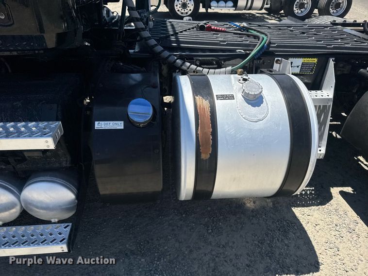 image for item DH8672 2018 Mack CXU613 semi truck