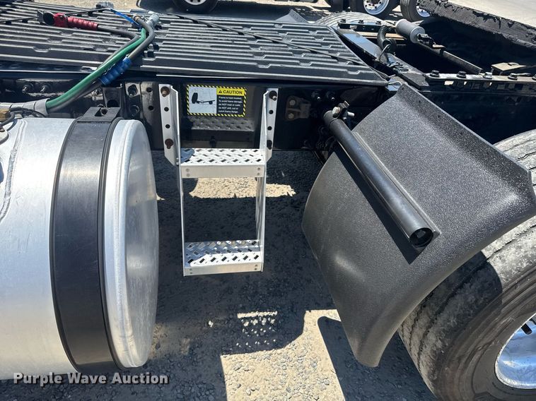 image for item DH8672 2018 Mack CXU613 semi truck