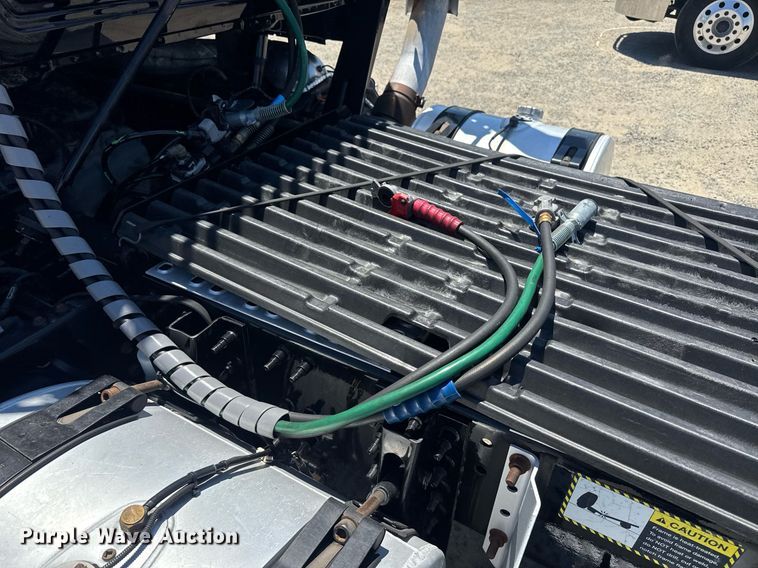 image for item DH8672 2018 Mack CXU613 semi truck