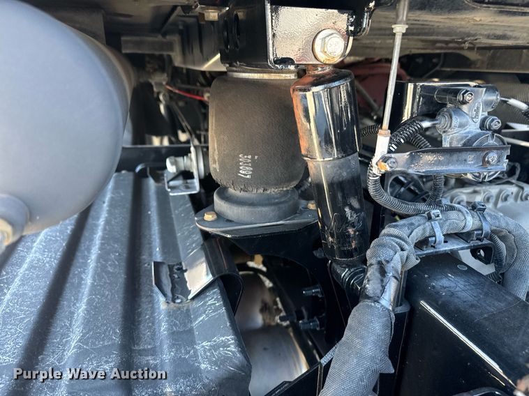 image for item DH8672 2018 Mack CXU613 semi truck