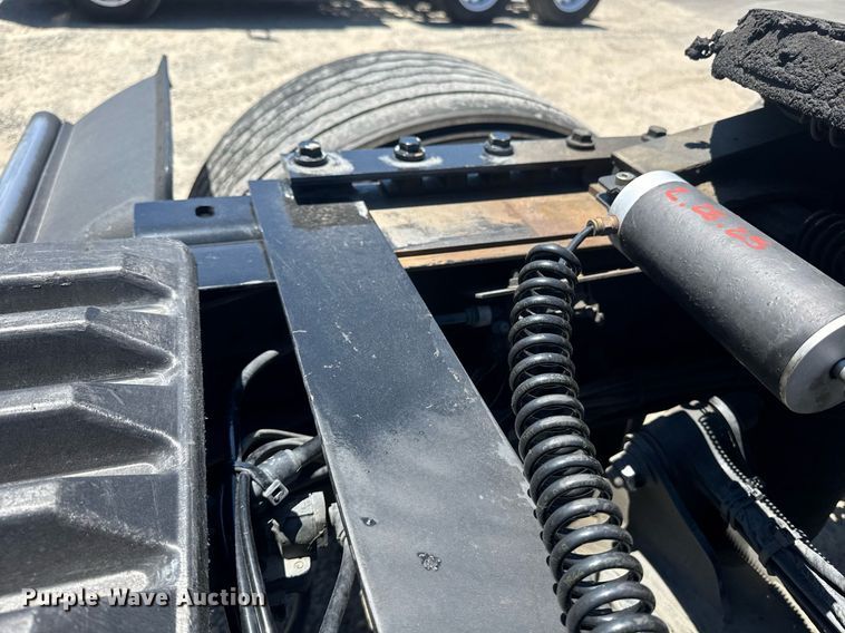 image for item DH8672 2018 Mack CXU613 semi truck