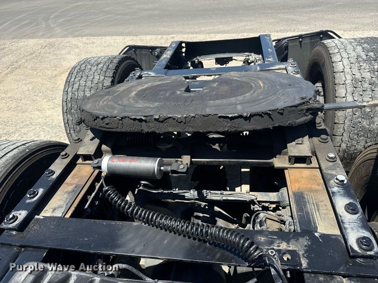 image for item DH8672 2018 Mack CXU613 semi truck