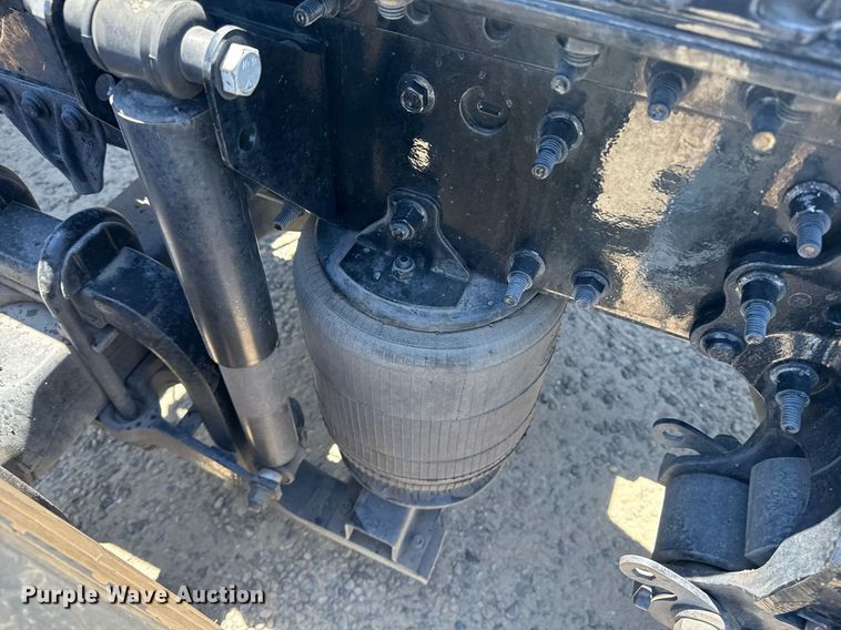 image for item DH8672 2018 Mack CXU613 semi truck