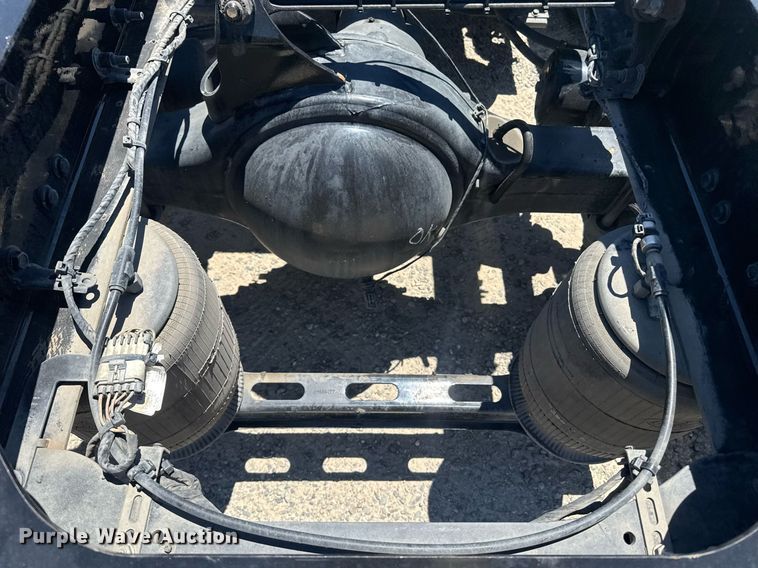 image for item DH8672 2018 Mack CXU613 semi truck