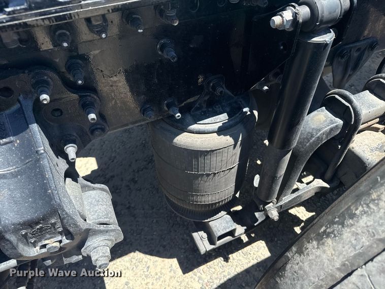 image for item DH8672 2018 Mack CXU613 semi truck