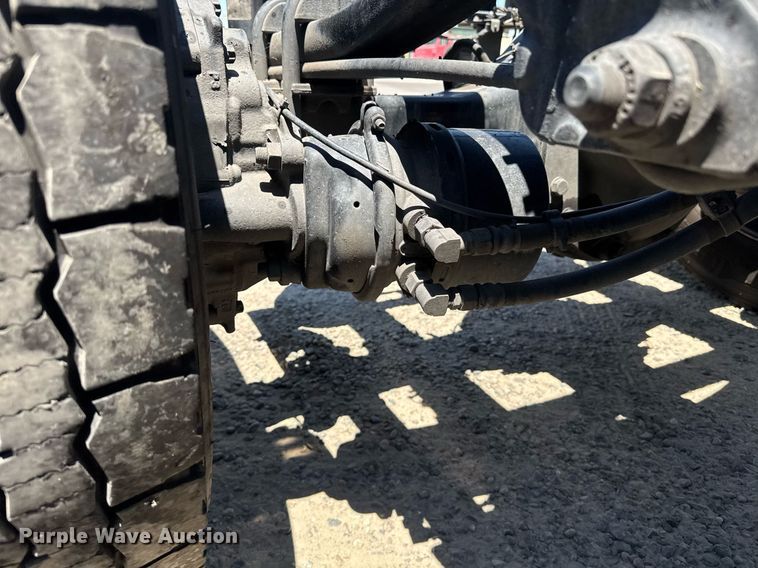 image for item DH8672 2018 Mack CXU613 semi truck