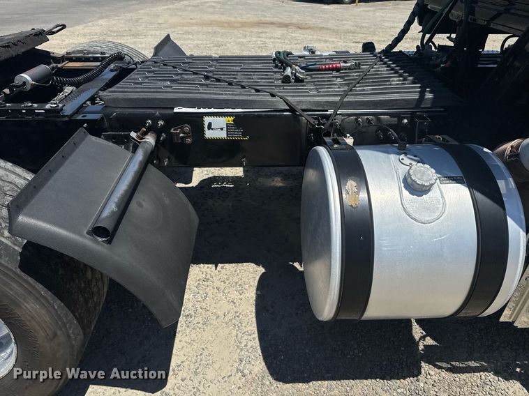 image for item DH8672 2018 Mack CXU613 semi truck