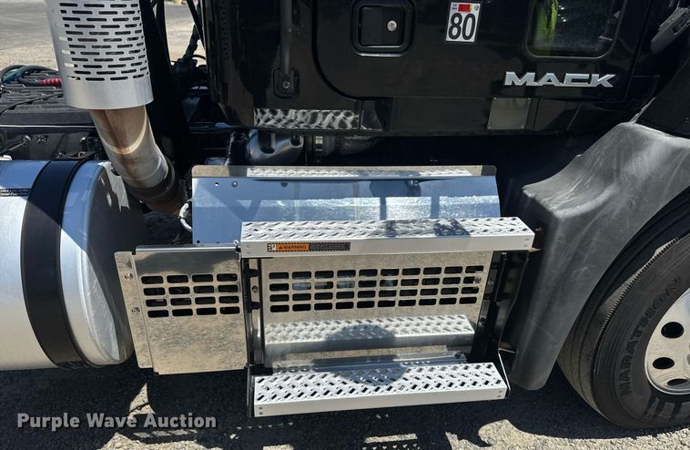 image for item DH8672 2018 Mack CXU613 semi truck