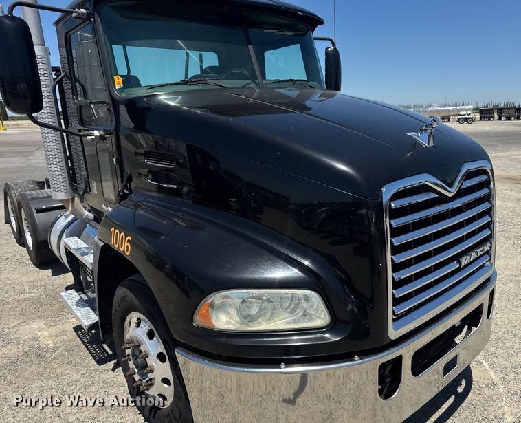 image for item DH8672 2018 Mack CXU613 semi truck