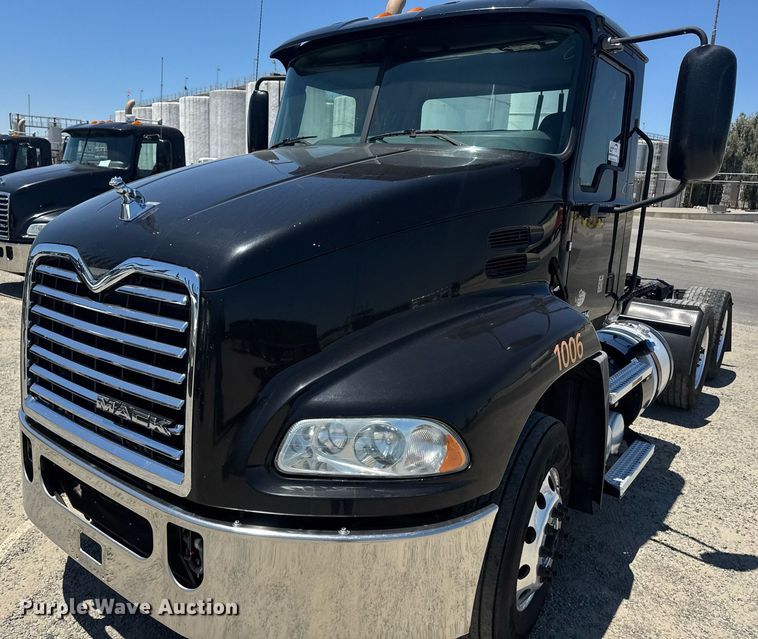 image for item DH8672 2018 Mack CXU613 semi truck