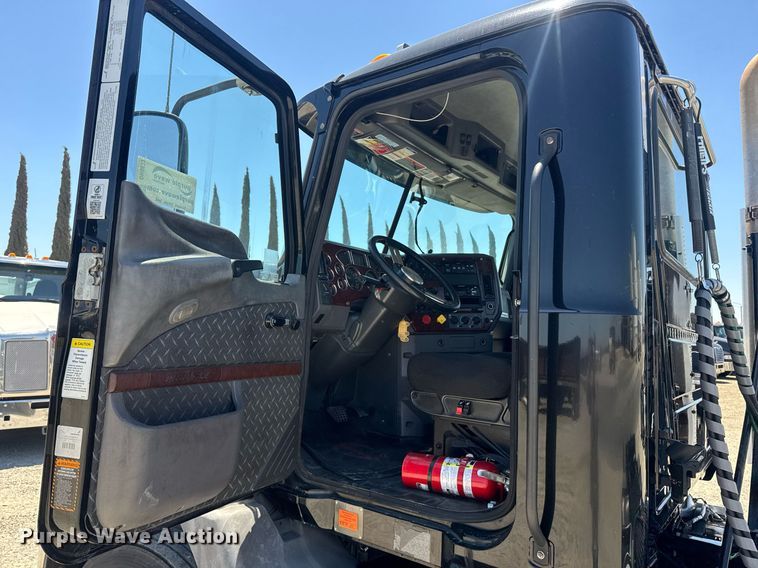 image for item DH8672 2018 Mack CXU613 semi truck