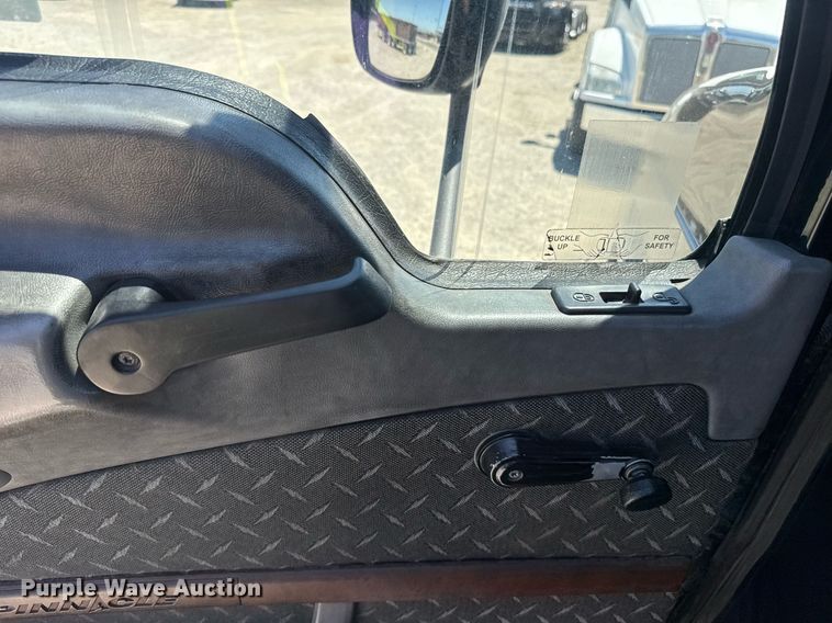 image for item DH8672 2018 Mack CXU613 semi truck