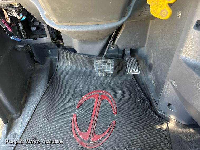 image for item DH8672 2018 Mack CXU613 semi truck