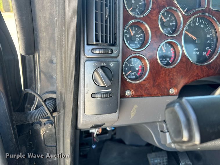 image for item DH8672 2018 Mack CXU613 semi truck