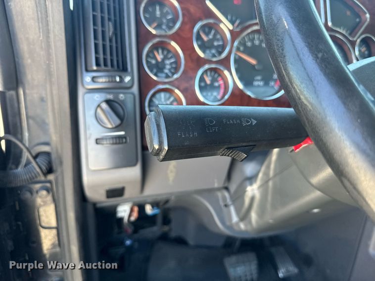 image for item DH8672 2018 Mack CXU613 semi truck