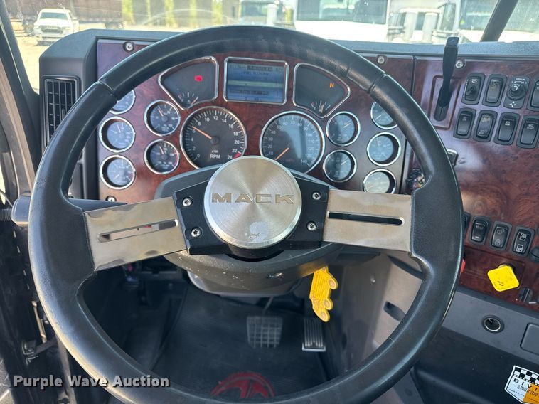 image for item DH8672 2018 Mack CXU613 semi truck